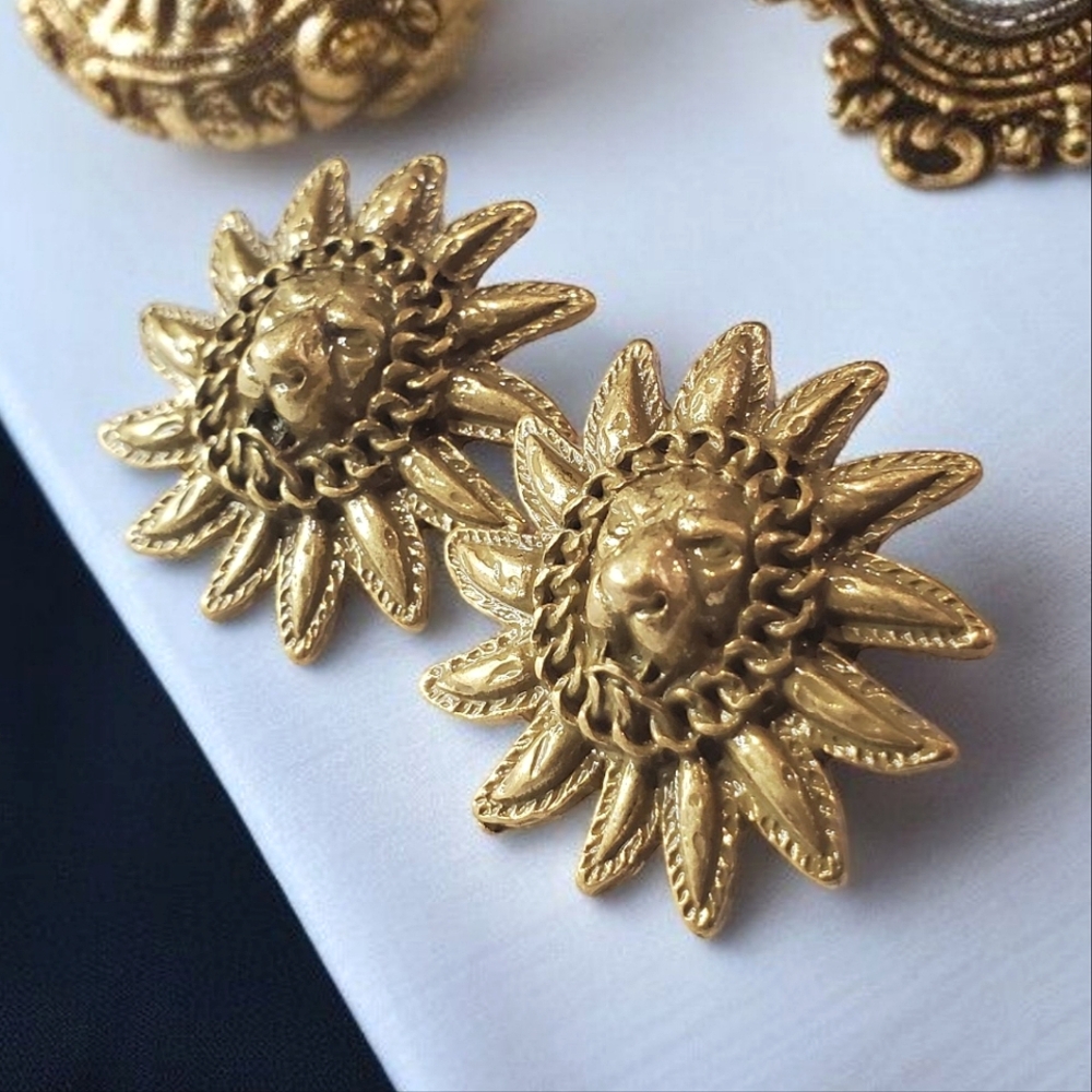 Coolest Lion Chain Flower Matte Gold Earrings - Picture 3 of 4